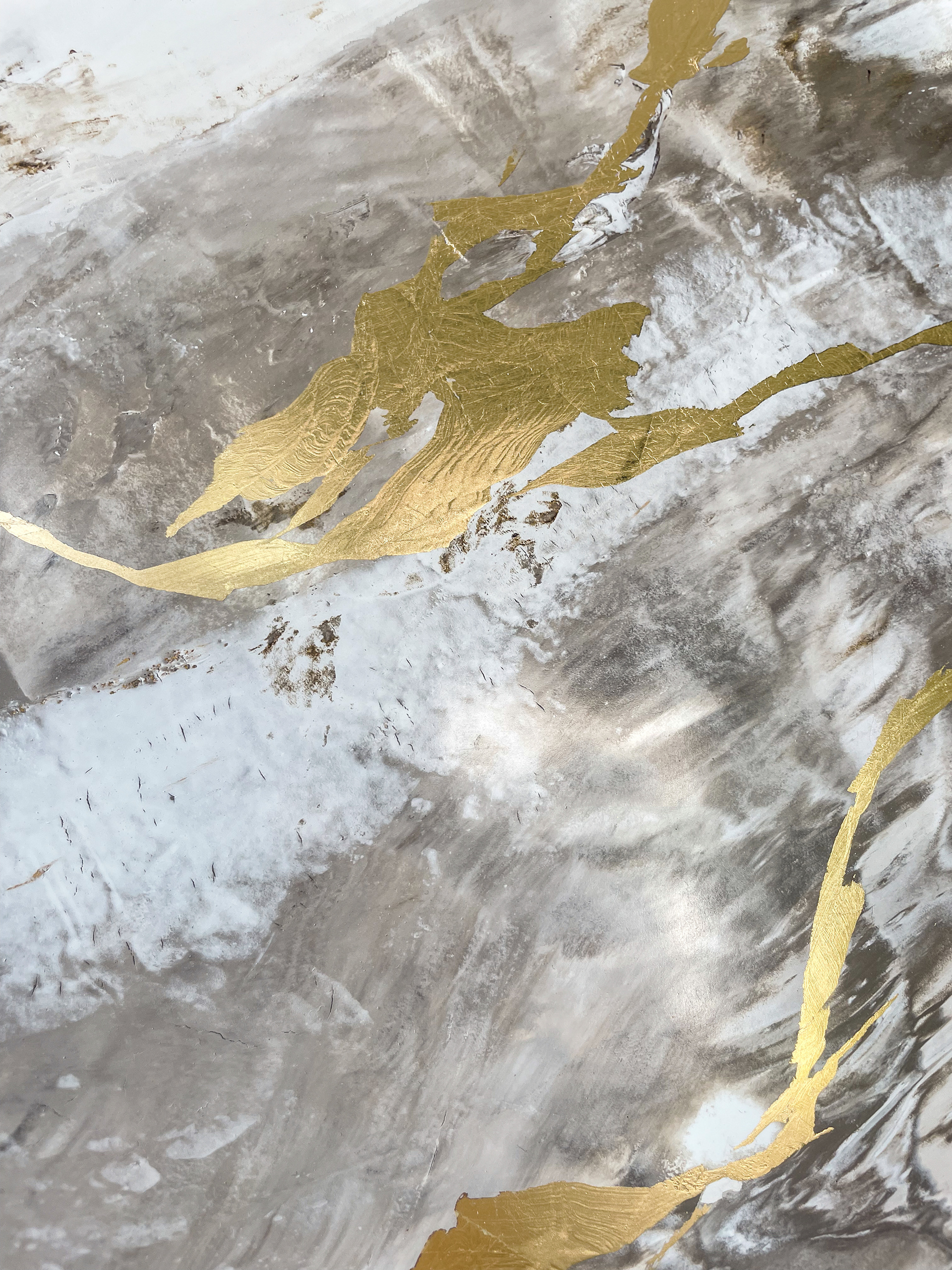 Marble finish and gold leaves
