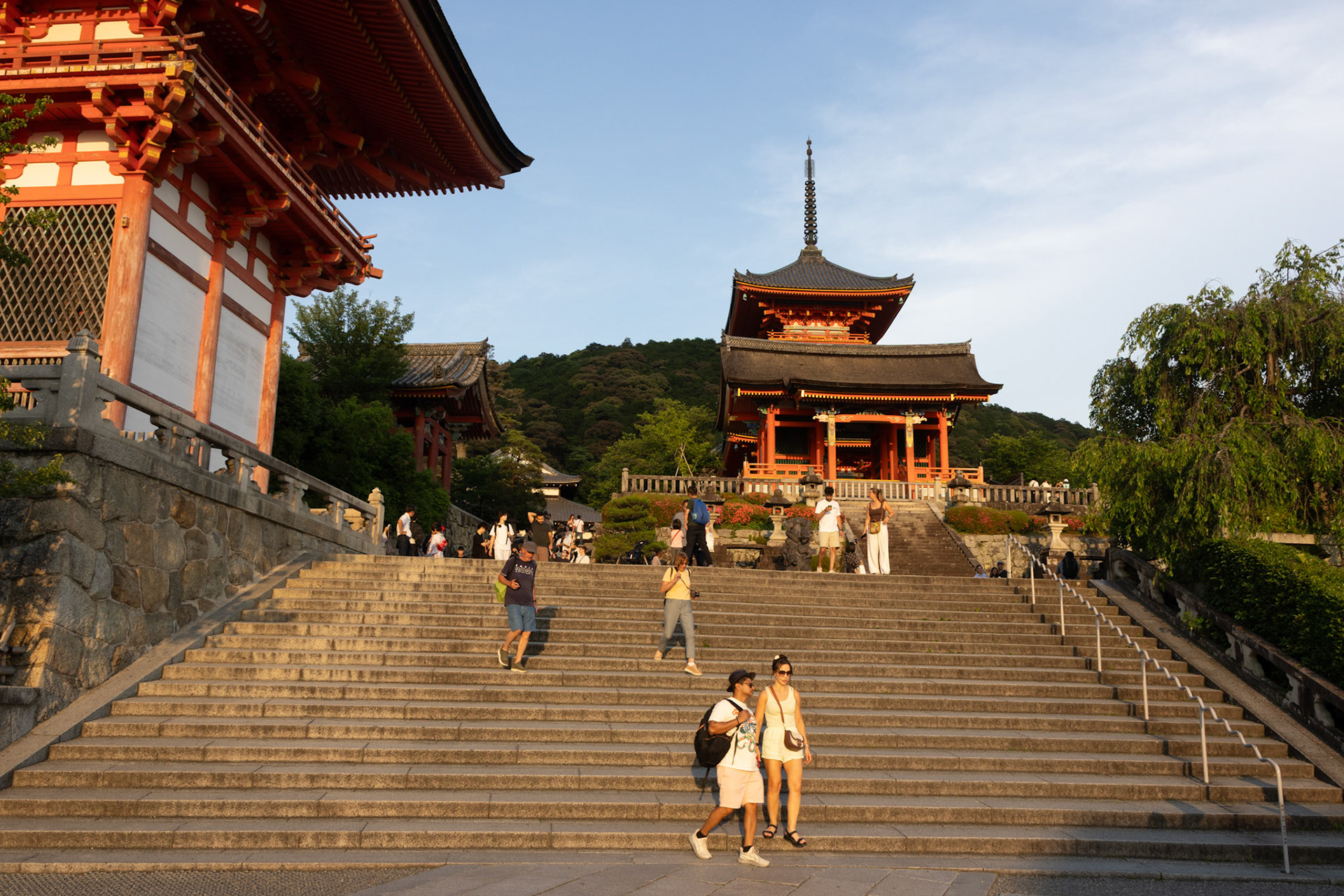Nio-Mon Gate