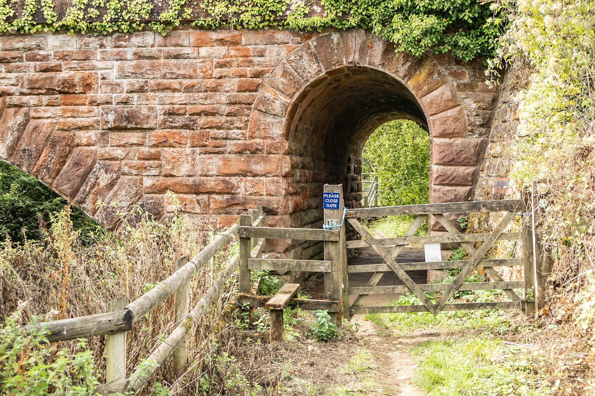 Approach to Evenlode River bridge