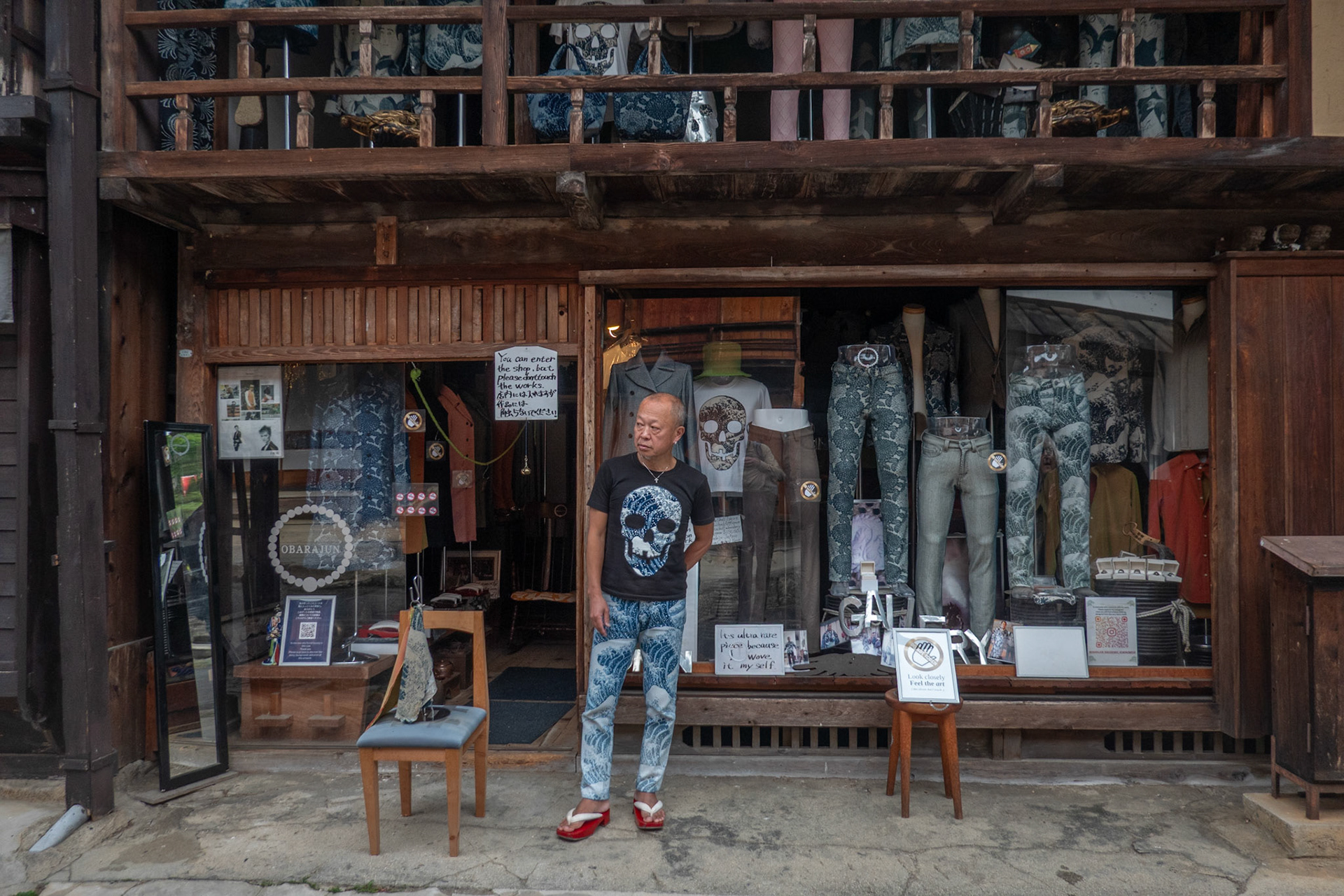 Upmarket clothes shop. Ownder clains to have woven and created everything. No prices marked