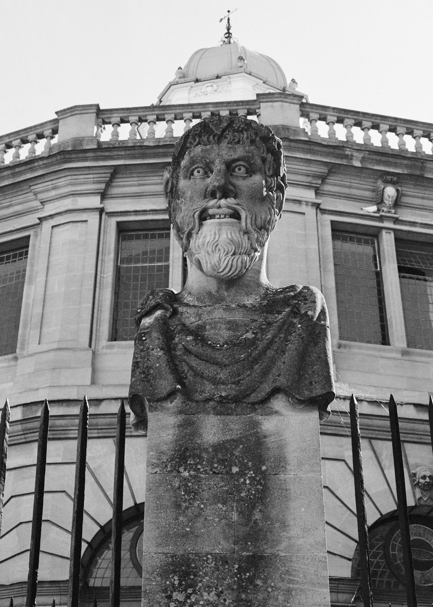 Statue outside Bodleian Library