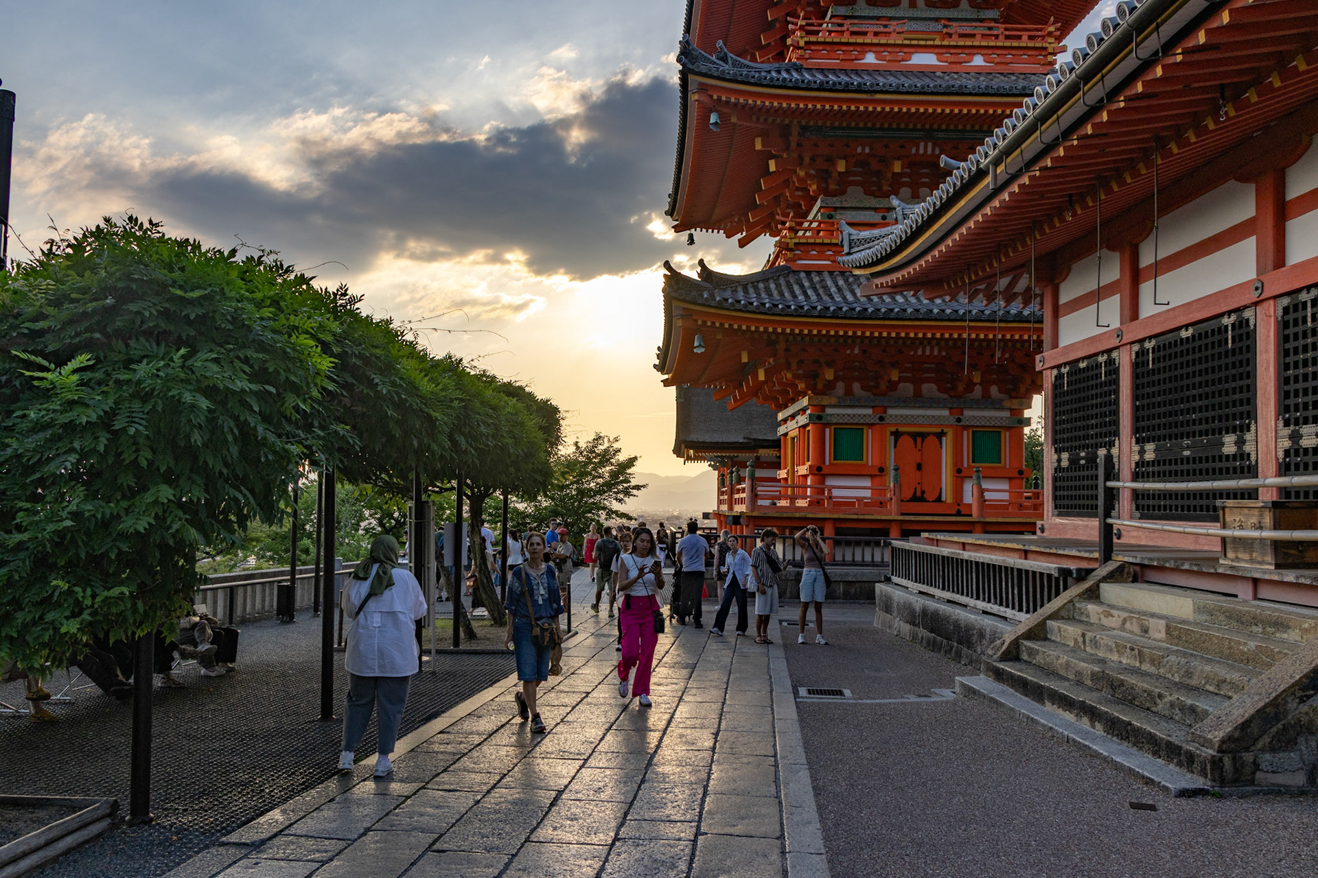 End of day, Nio-Mon Gate