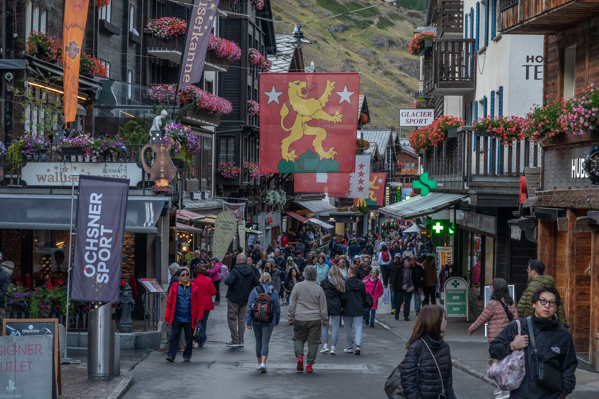 Tourist crush, central Zermatt