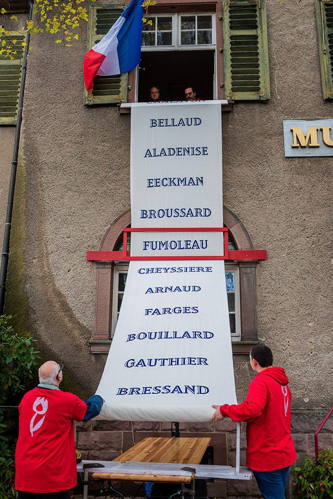 11 novembre 2023 - sur le parvis du Musée Serret de Saint-Amarin (68) - jour de la performance commémorative et collective - Photo : S'0. Photography