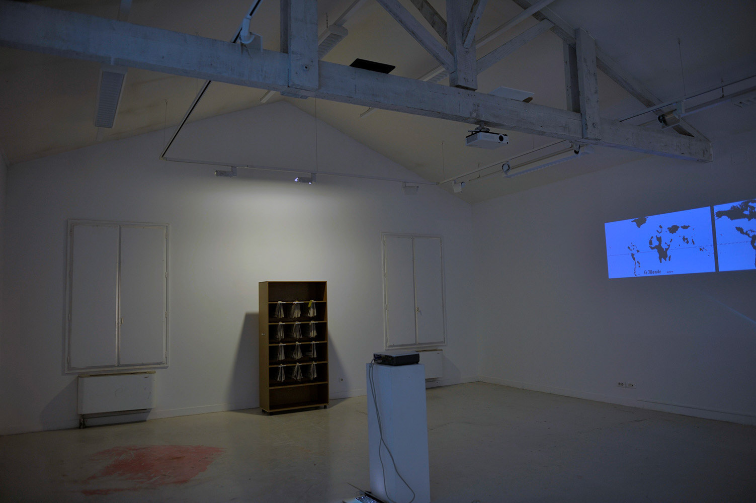 "Les Oubliés de l'actualité " - Vue de l'installation - accrochage DNAP 2010