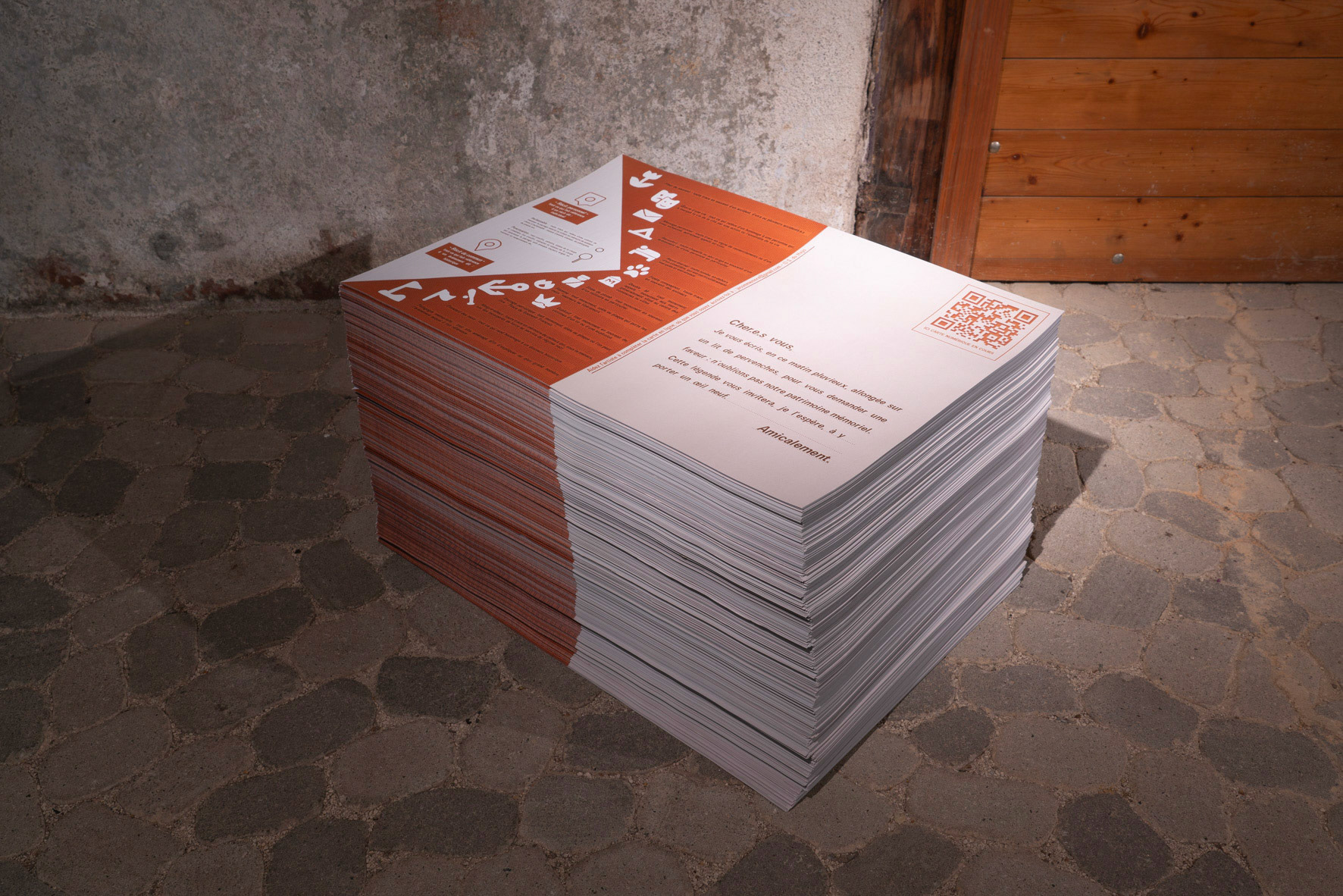 " Je commémore, Tu commémores, Nous commémorons " - affiches à disposition - vue exposition " Soigner les vivants " - Abri-mémoire - été 2024 