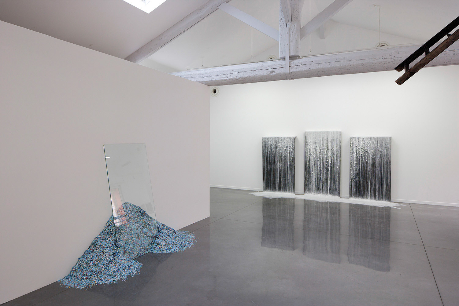 " Silence " - vue de l'exposition " Alerte Météo 3 - MRAC Sérignan  - 2013 - Photo : J-P Planchon 