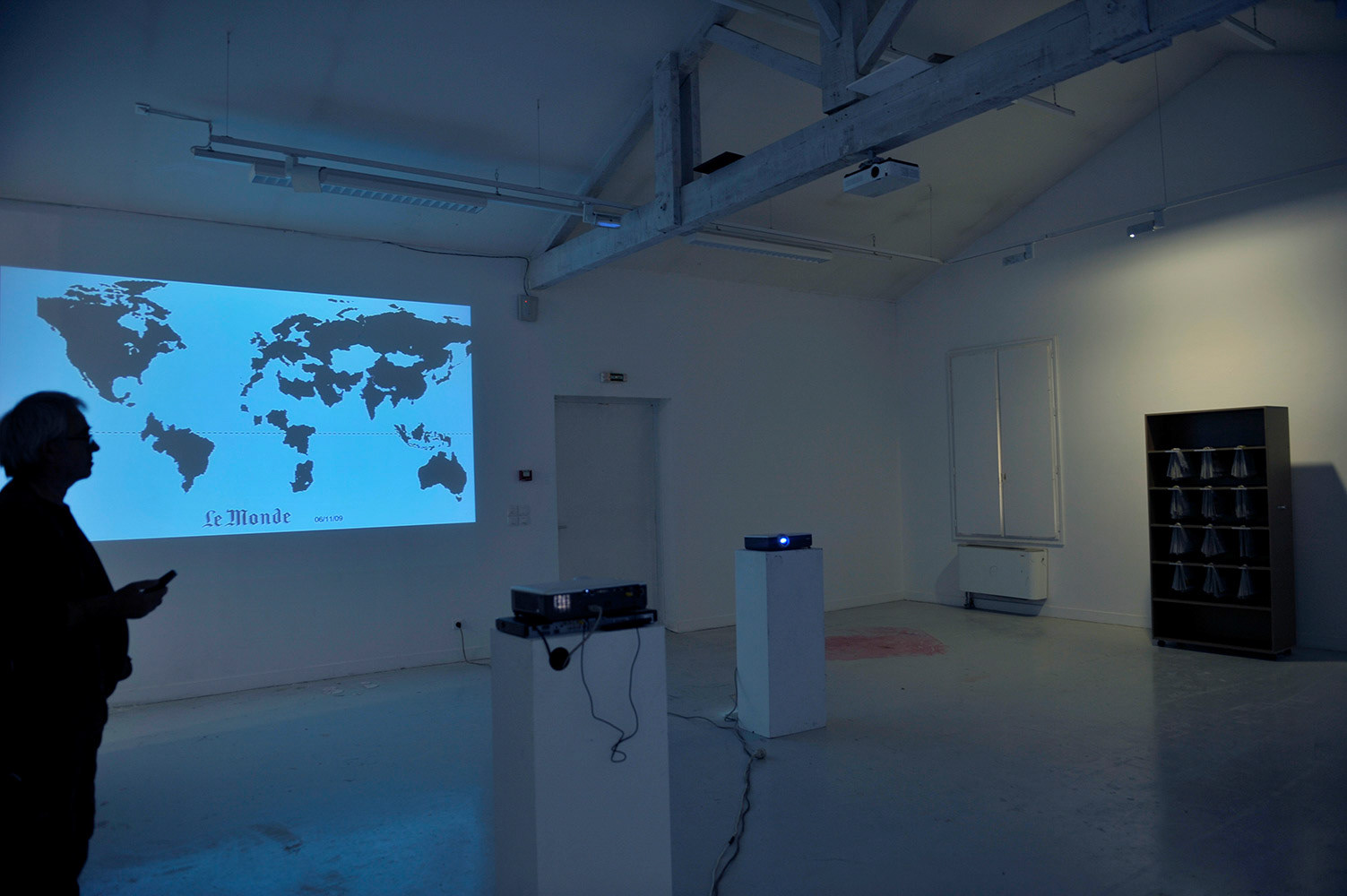 "Les Oubliés de l'actualité " - Vue de l'installation - accrochage DNAP 2010