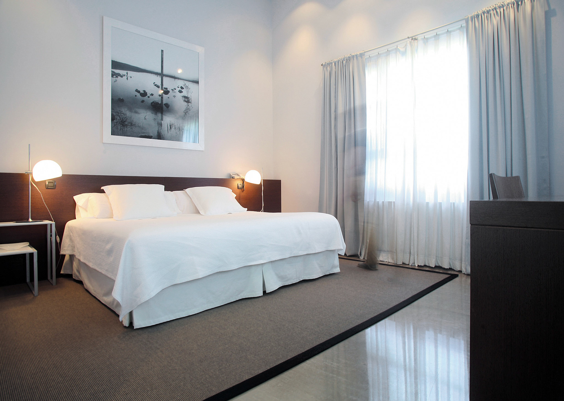 Habitación del hotel El Jardín de Carrejo (Carrejo, Cantabria).