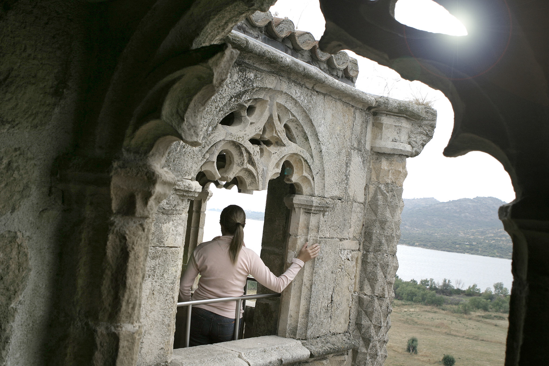 Paseador de Juan Guas, en el castillo de Manzanares el Real. Detrás, el embalse de Santillana.