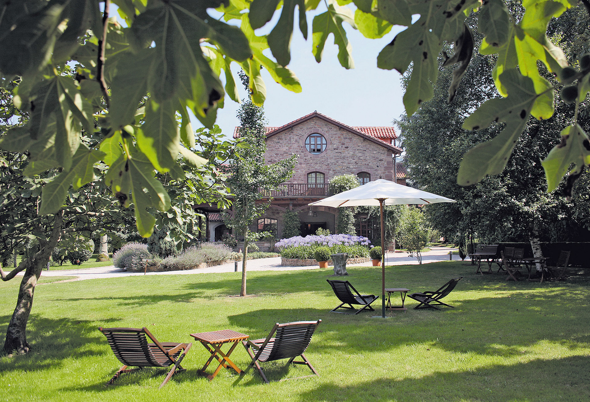 Hotel El Jardín de Carrejo (Carrejo, Cantabria), visto desde su jardín de 35.000 metros cuadrados.