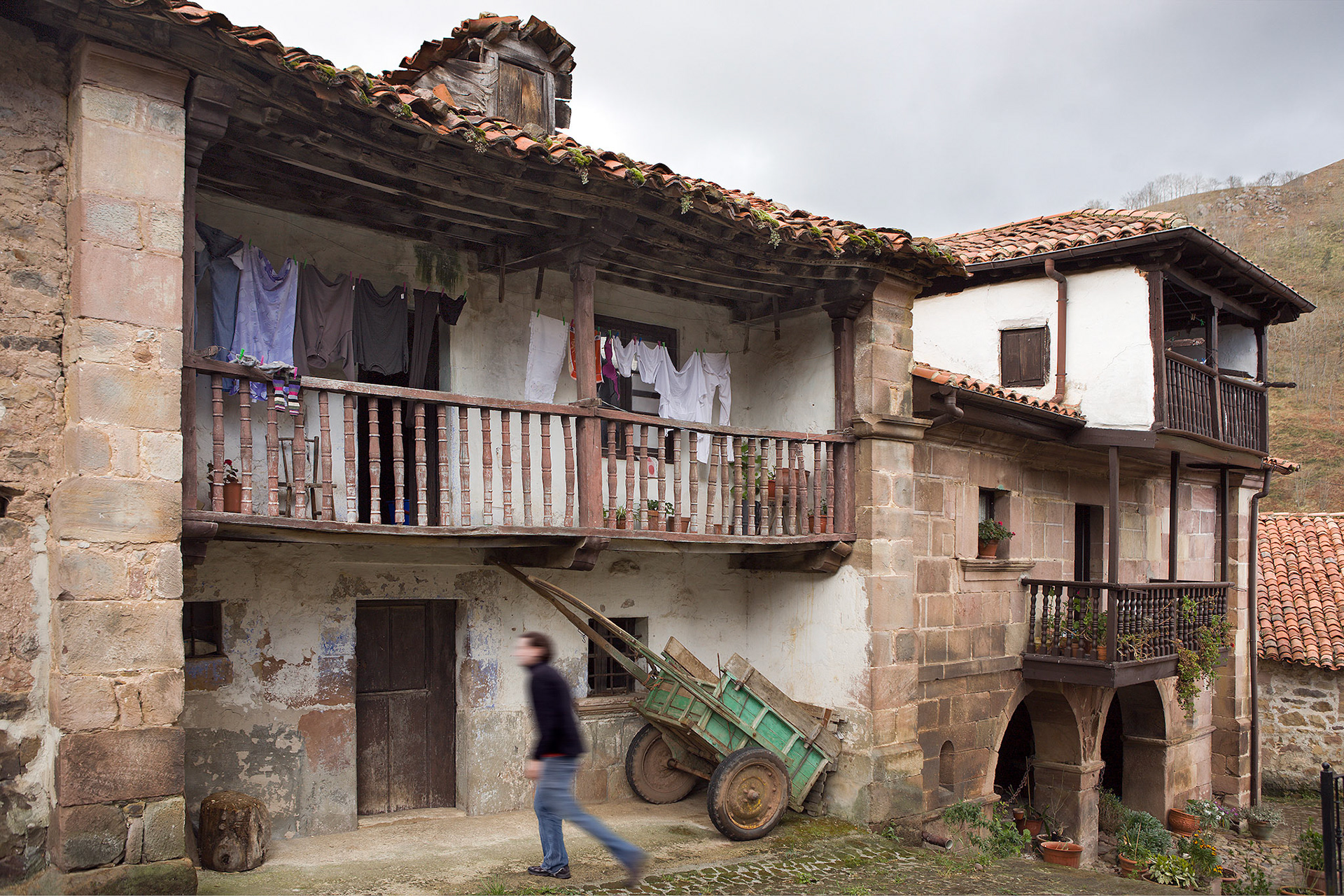 Casa típica de Camona, uno de los pueblos mejor conservados del valle de Cabuérniga, en plena ruta de los Foramontanos.