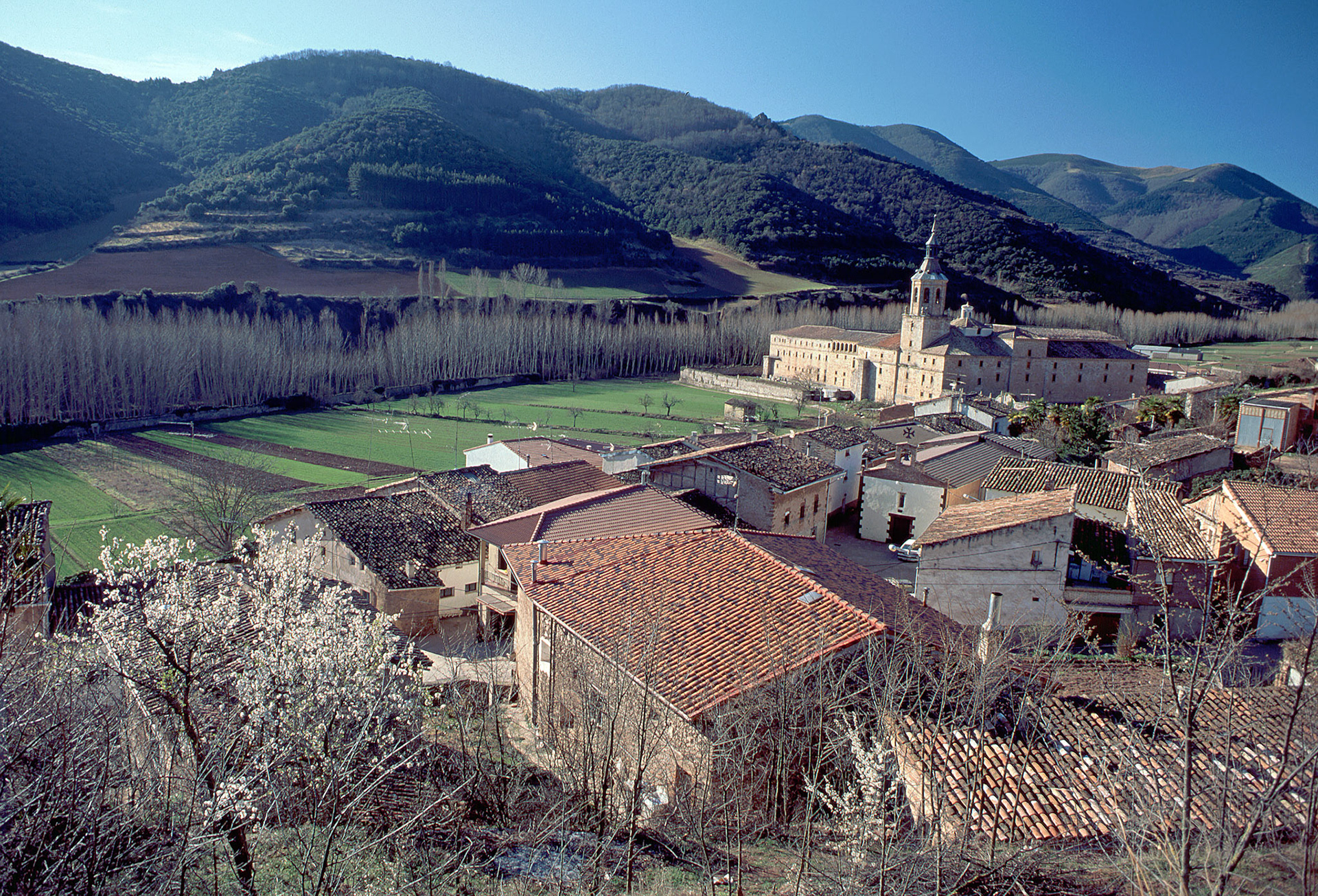San Millán de la Cogolla y el grandioso monasterio de Yuso, fundado en el siglo XI.
