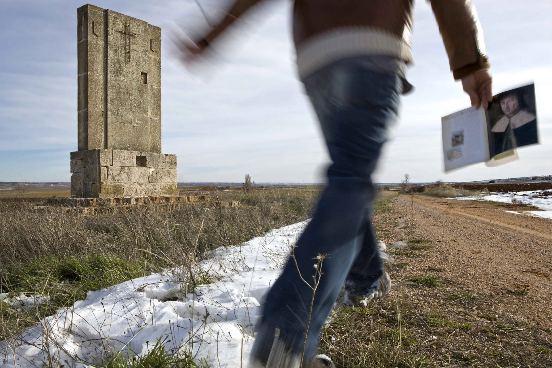 Monolito en memoria de Jorge Manrique, en el camino de la Nava, en Castillo de Garcimuñoz, donde fue herido de muerte.