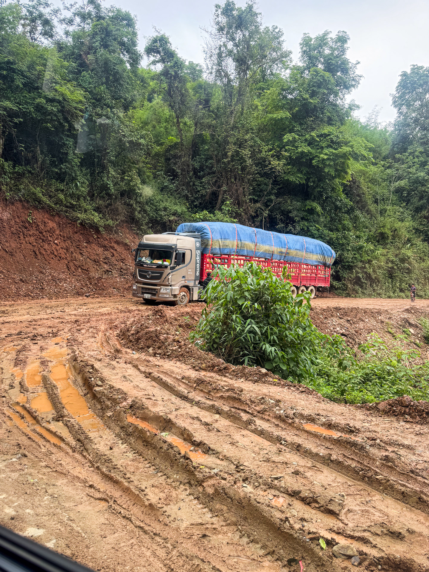 Völlig normali Strass in Lao
