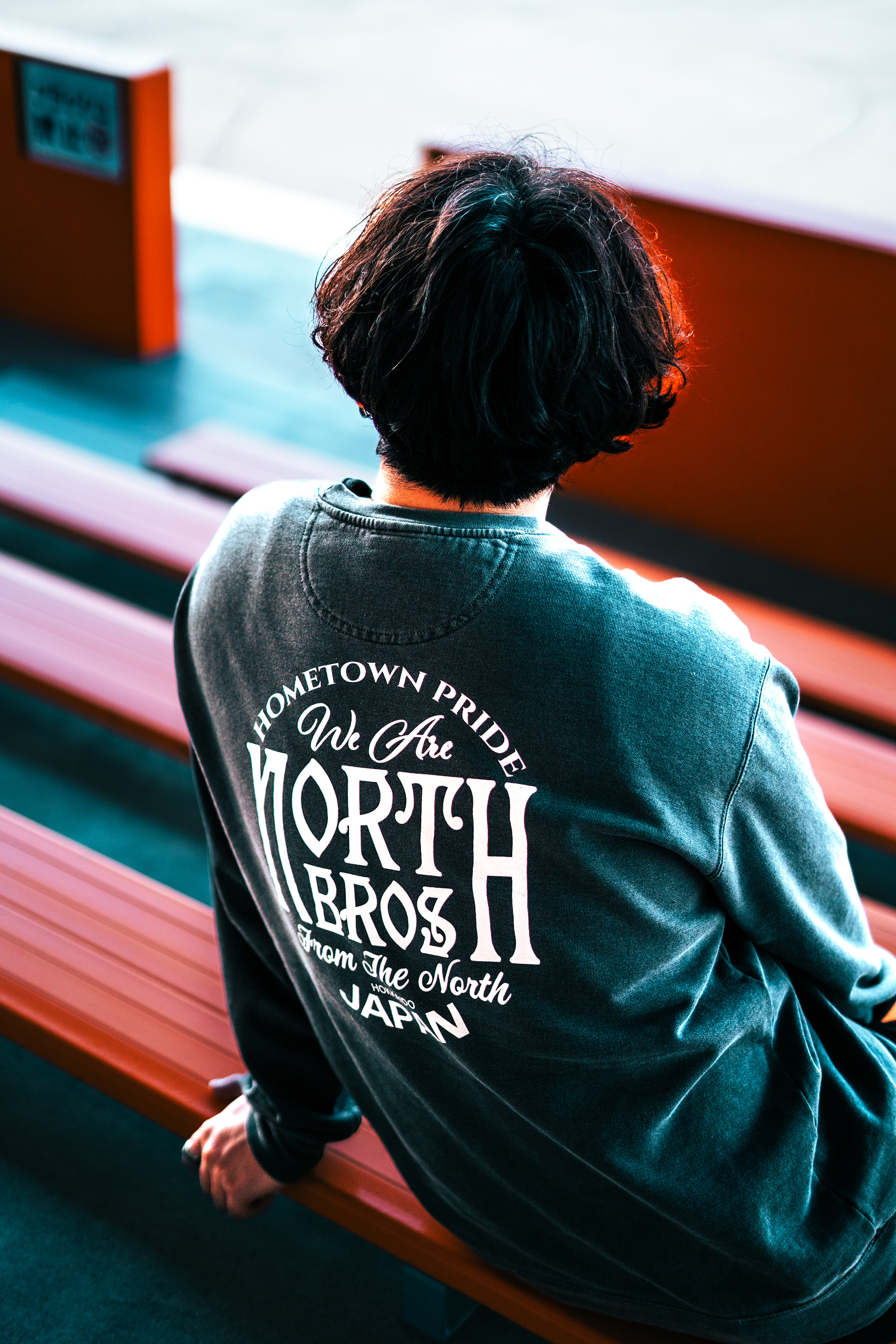 NORTH BROSのバックプリントトレーナーを着用したアパレル撮影写真