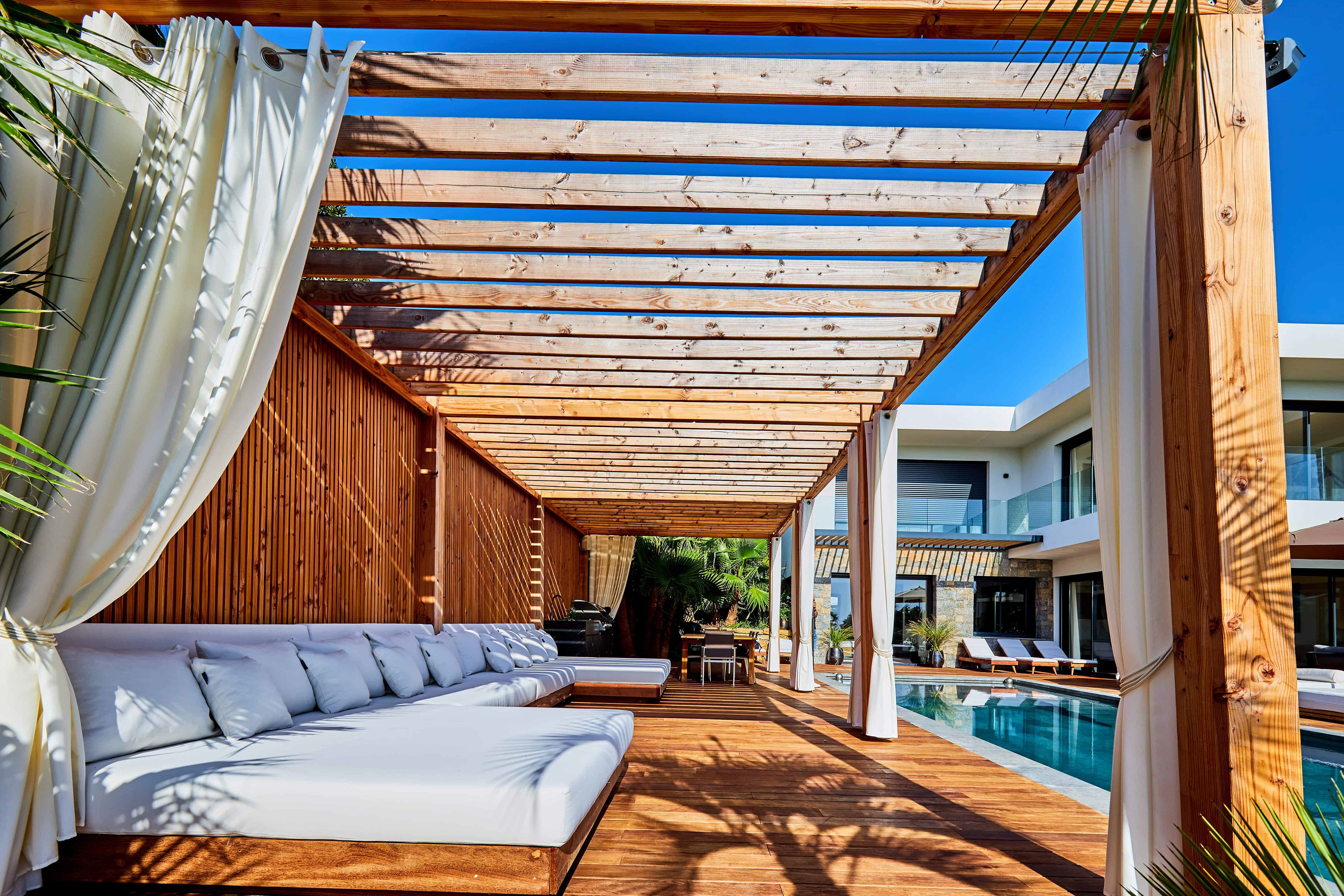 pool side atmosphere