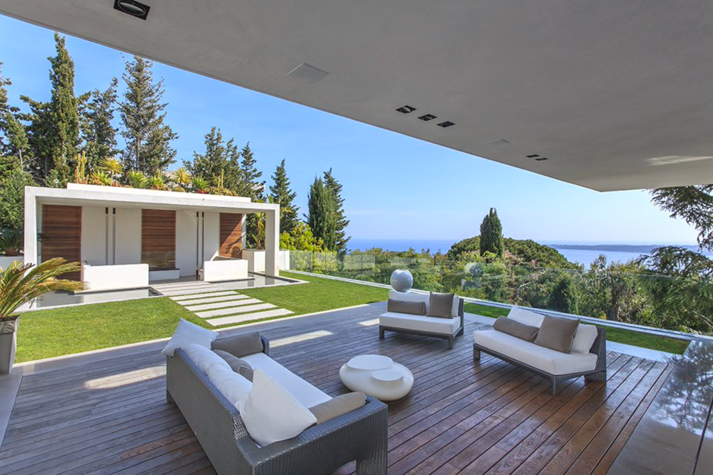 OUTDOOR VIP