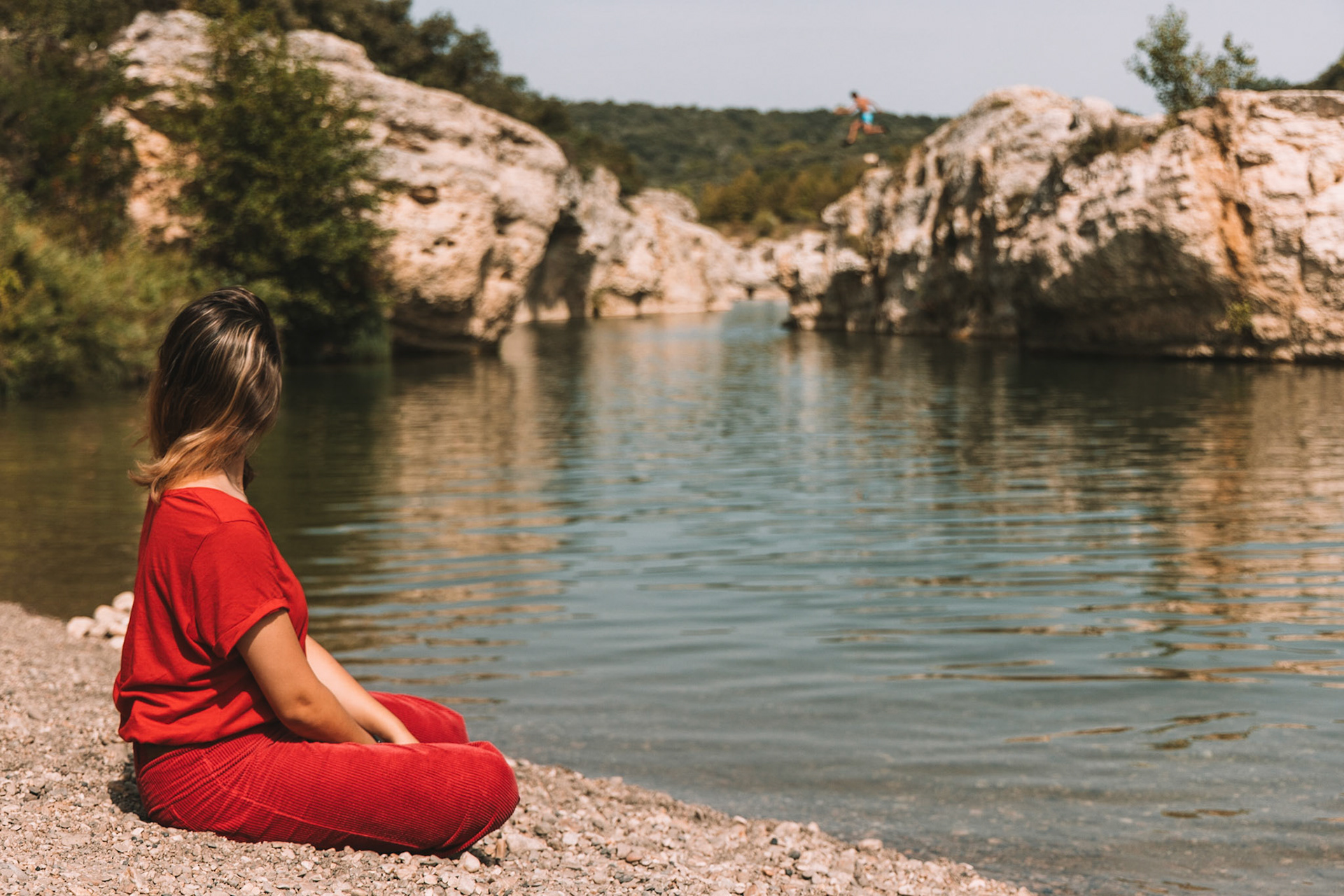 Quel est donc cette chose bruyante et vivace au loin ?