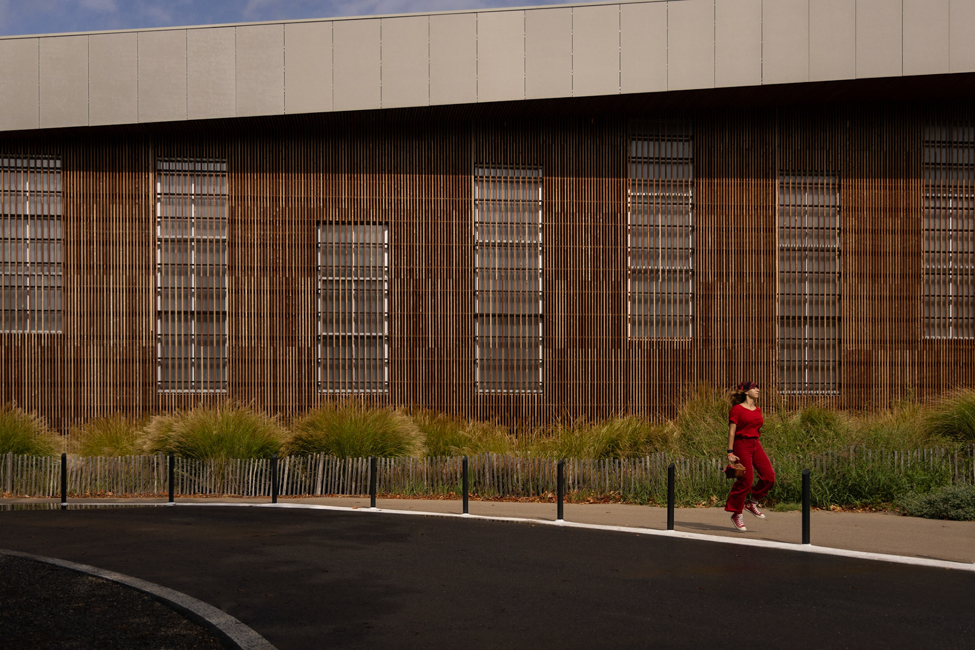 Scène d'ouverture : Chaperon rouge traverse la jungle urbaine pour aller voir sa grand-mère.