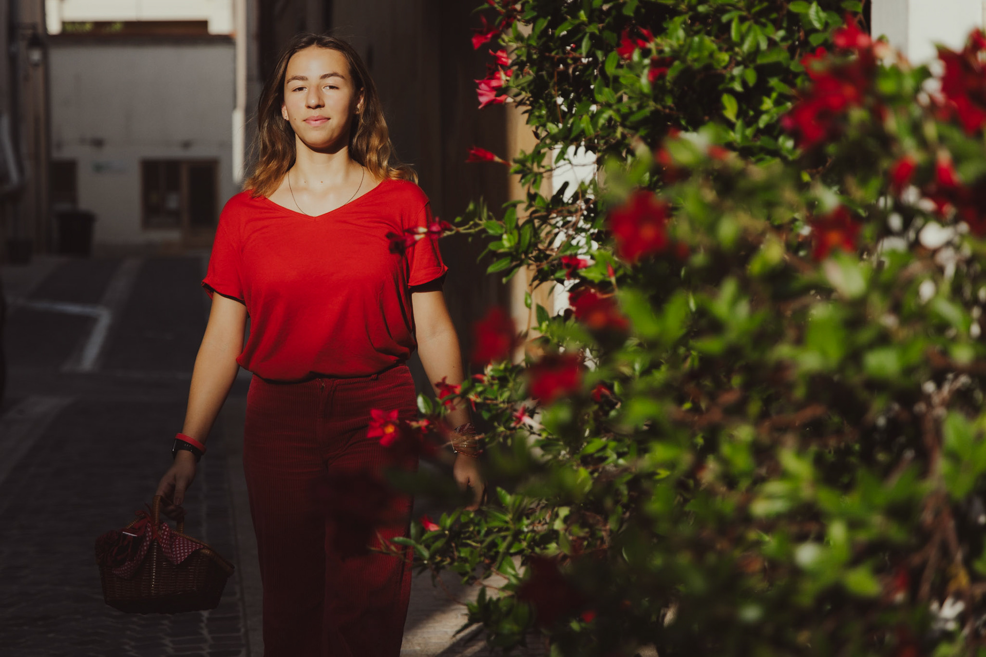 Confiante, Chaperon rouge avance d'un pas décidé.