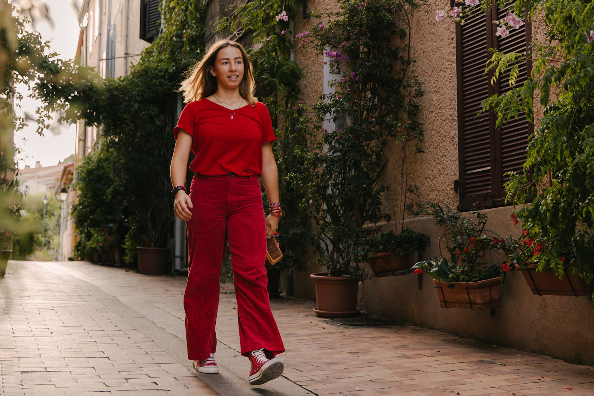 Chaperon rouge arrive chez sa grand-mère.