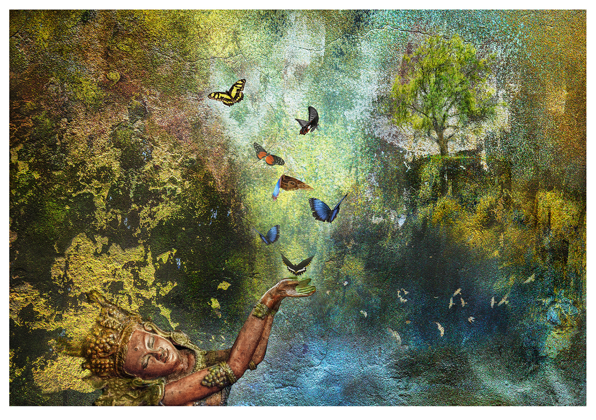 RESTORATION, Un mur taché et couvert d’algues ressemble à une scène de campagne impressionniste avec des arbres, un lac et un ciel. Cette composition est enrichie par des photographies d’un arbre, d’un petit groupe d’oiseaux et de sept papillons s’élevant des mains d’une statue sculptée représentant une figure divine coiffée d’une couronne dorée. Le message écologique, et peut-être bouddhiste, est ainsi pleinement évoqué, invitant à réfléchir à l’équilibre entre les écosystèmes et l’énergie propre pour un avenir plus résilient et porteur d’espoir.