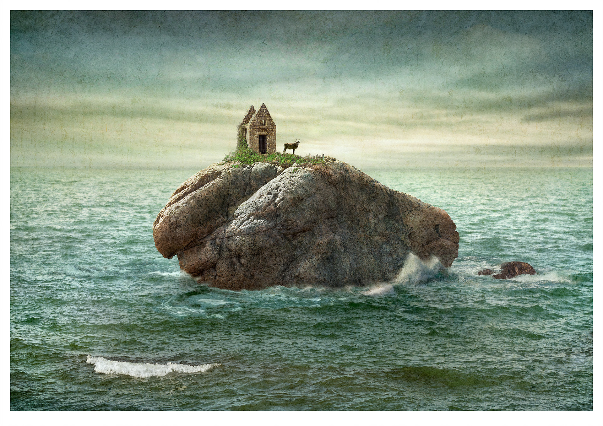 BREXIT 02 Une petite île solitaire au milieu de l’océan, surmontée d’un bâtiment en pierre délabré et sans toit. Un antilope à cornes regarde l’objectif.