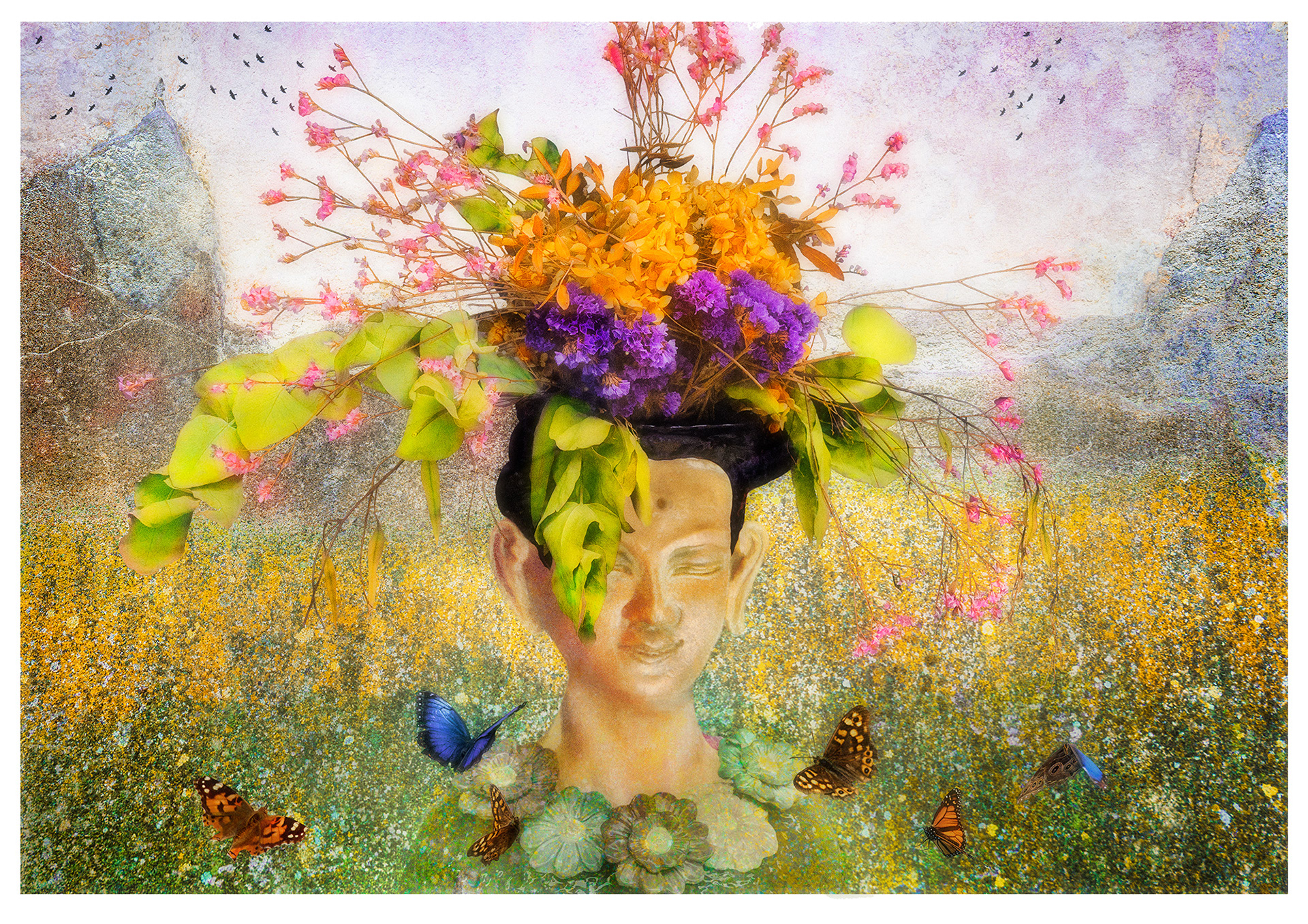 FIELD OF FLOWERS, Les champs de fleurs sauvages favorisent la biodiversité et combattent le changement climatique en améliorant la santé du sol, en capturant le carbone et en fournissant des habitats essentiels pour les pollinisateurs. L’arrière-plan est un mur taché qui, une fois les couleurs améliorées, ressemble à un champ de fleurs avec une scène de montagne à l’horizon. Au premier plan, une sculpture représentant une tête et des épaules asiatiques, suggérant une sorte de divinité, porte un bouquet de fleurs sur la tête. Autour du cou, six papillons dansent. Cette image évoque l’importance de préserver la nature pour un avenir durable.