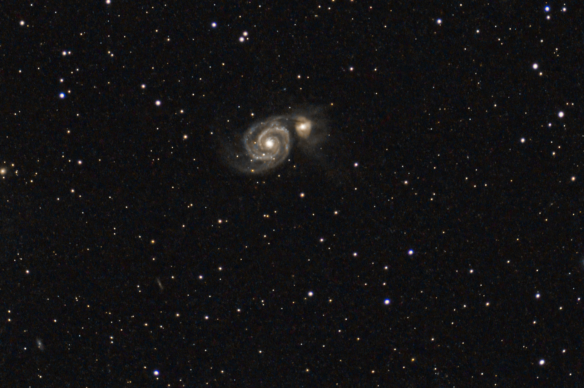Malströmsgalaxen, M51, ligger 25-45 miljoner ljusår bort och har krockat med sin granne NGC2195 ett par gånger. Tittar man noga kan man se fler galaxer nere till vänster. de ligger 140-800 miljoner ljusår bort.