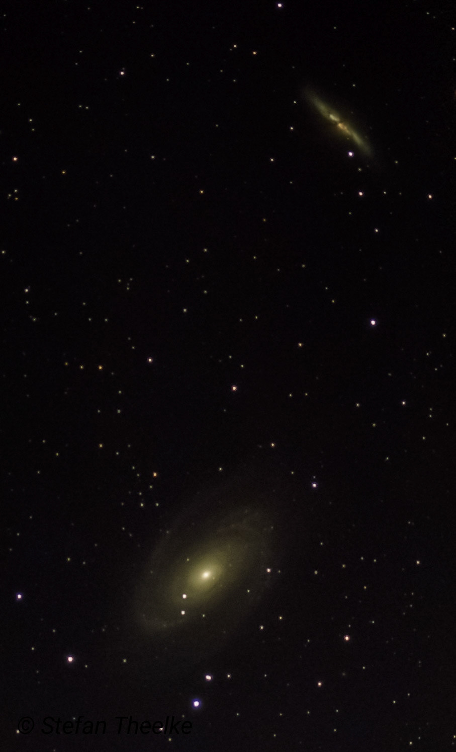 Bodes galax M 81 och M82 uppe i hörnet. Galaxerna påverkar varandra och har orsakat otrolig mängd stjärnbildning i M82. De återfinns bredvid Karlavagnen.