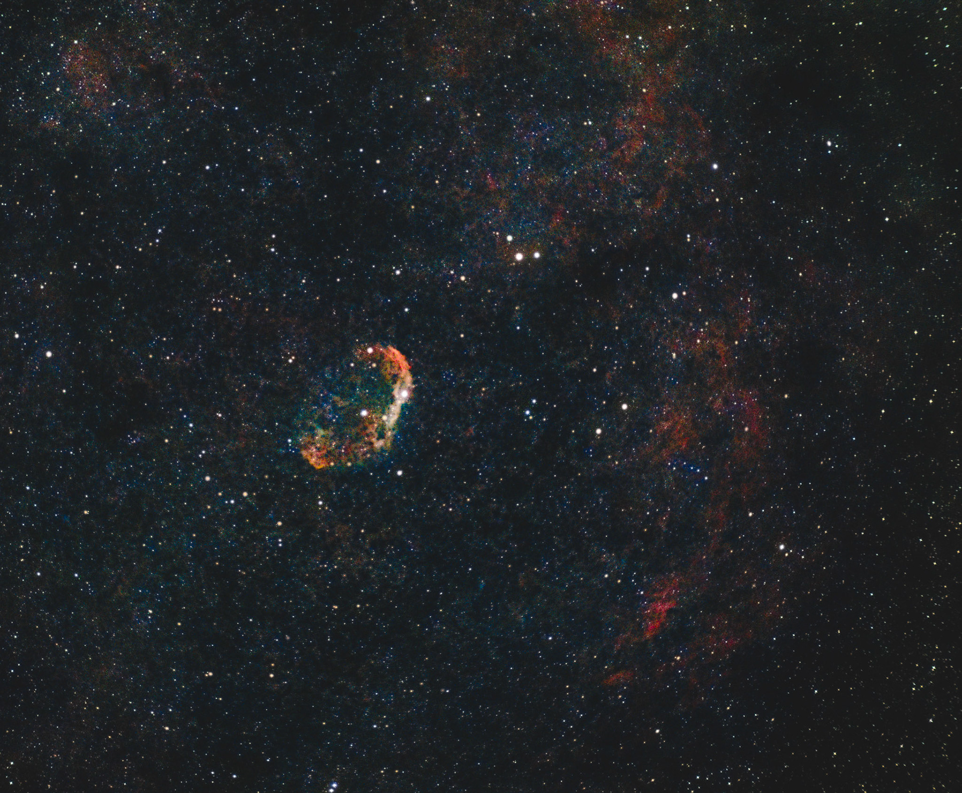 Crescentnebulosan, NGC6888. 5000 ljusår bort i svanens stjärntecken. Nebulosan skapas av stjärnan i mitten av den som genomgår förändringar på sin väg mot supernova.