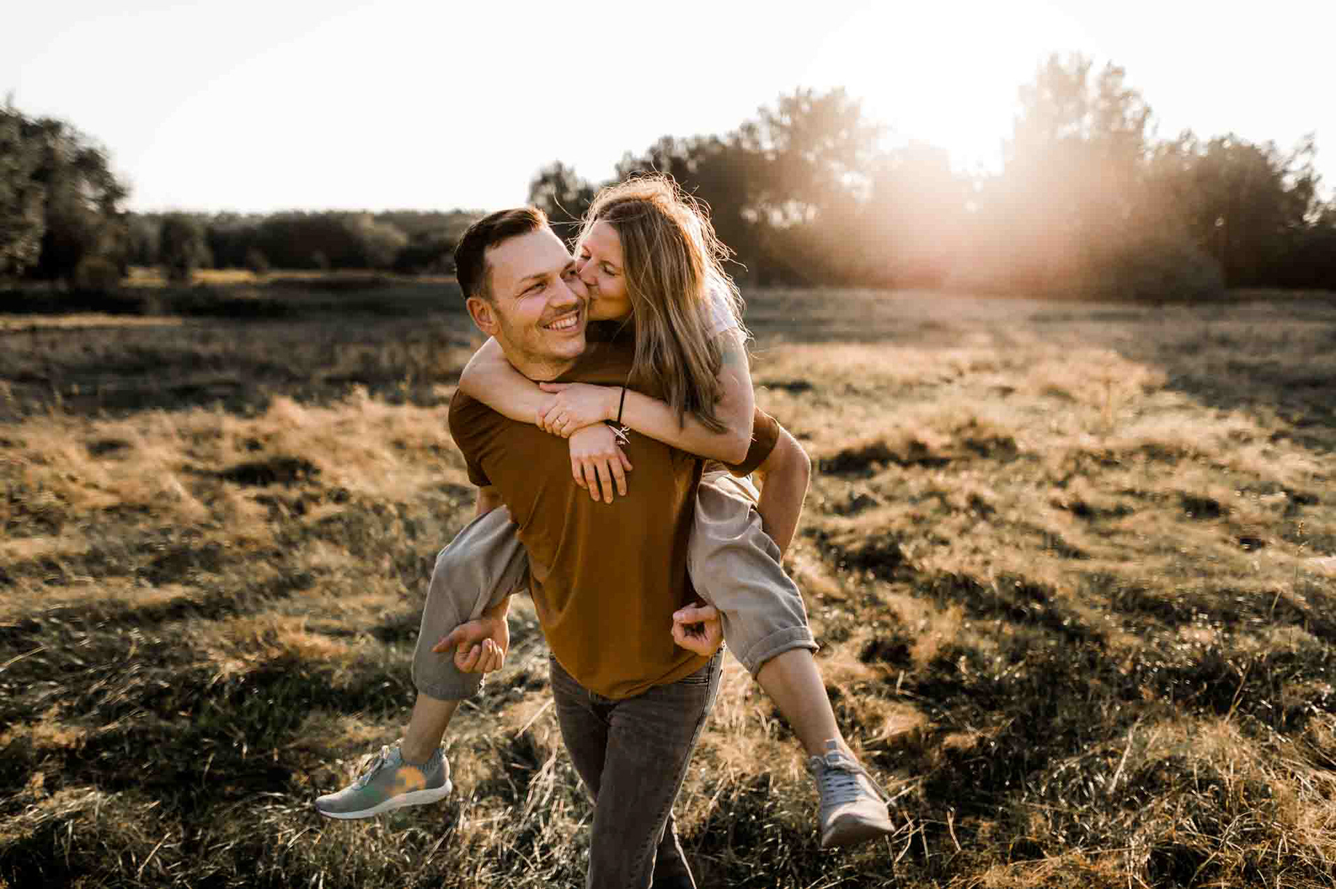 Engagement Shooting | Paarshooting vor der Hochzeit auf dem Feld