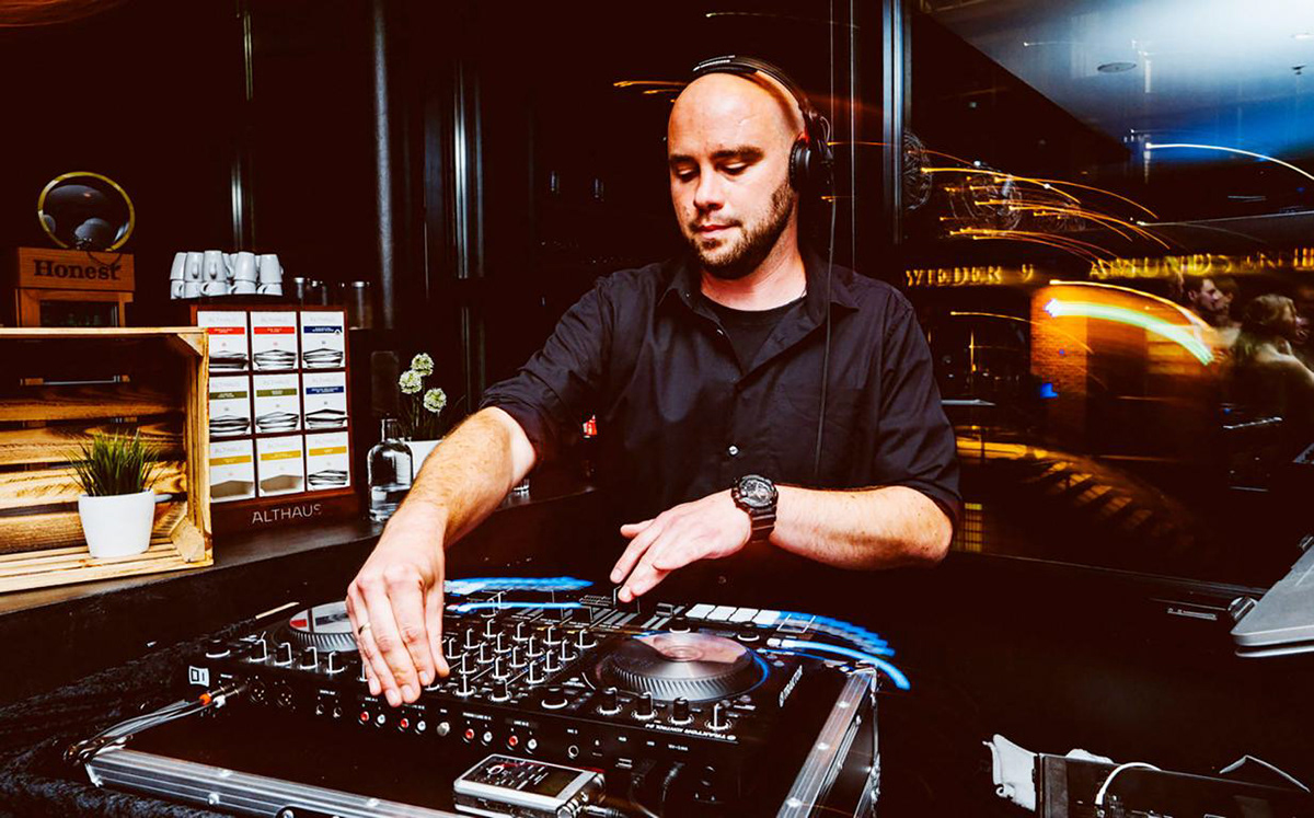 DJ Patty Borner in Action am Mischpult