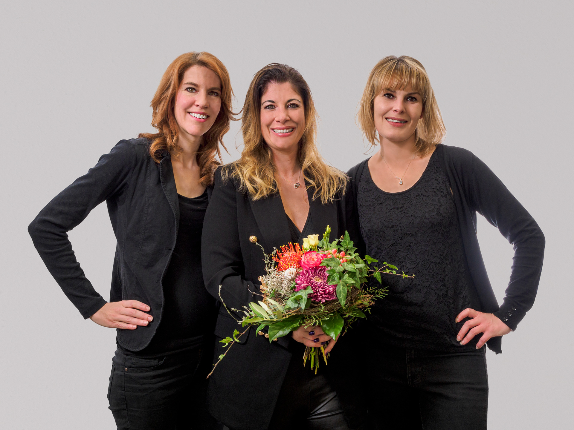 Team mit Chefin in der Mitte