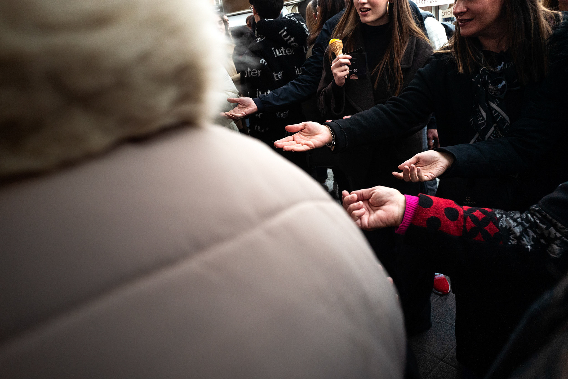 La distribuzione di gadget, in questo caso assaggi di cioccolatini.