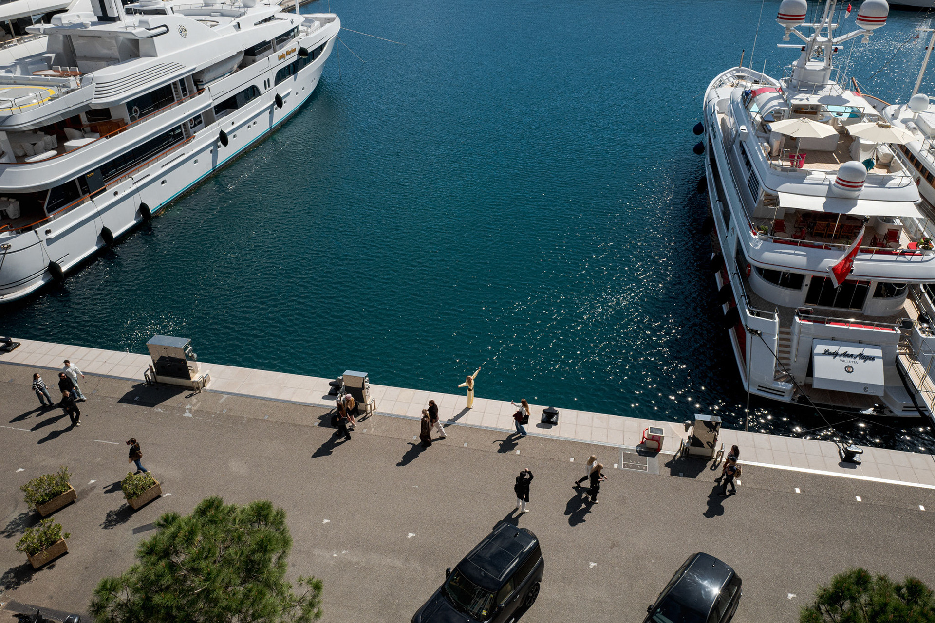 Uno scorcio del porto monegasco, proprio di fronte alla chiesetta Saint Devote, famosa anche per intitolare una delle curve più suggestive del circuito cittadino di Formula 1