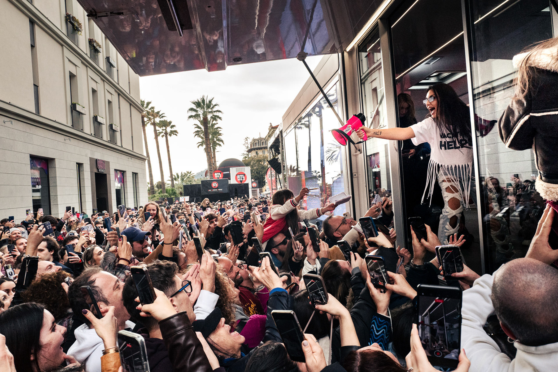 Elettra Lamborghini si “concede” ai fan, ospite di una delle radio presenti al Festival.