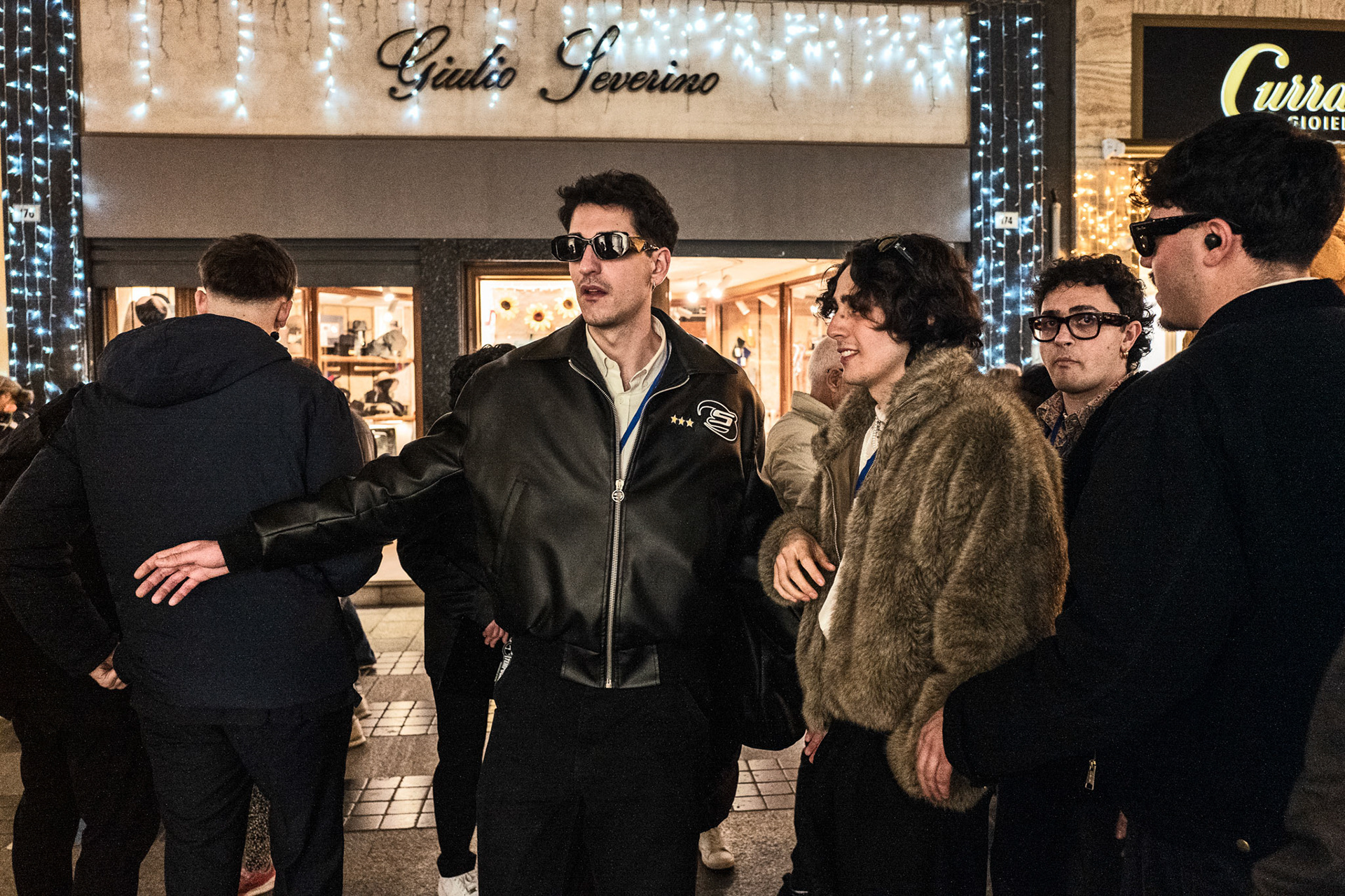 L’influencer e musicista @nonhassenso nel suo esperimento sociale in cui si è finto vip con tanto di scorta.