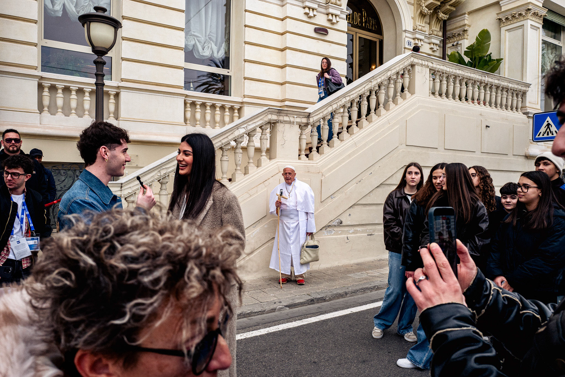 L’esterno dell’Hotel de Paris è una delle zone più quotate dai cacciatori di vip e dai personaggi che si aggirano in cerca di visibilità. Questa struttura ospita ogni anno alcuni partecipanti al Festival.