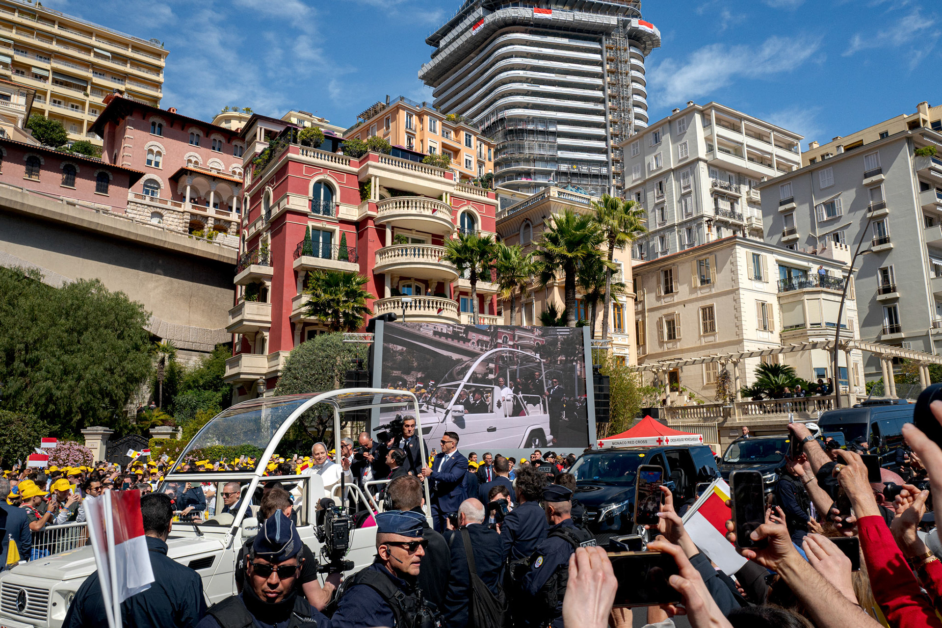 Il Papa saluta i fedeli e si avvia verso lo stadio dove proseguiranno gli eventi della giornata