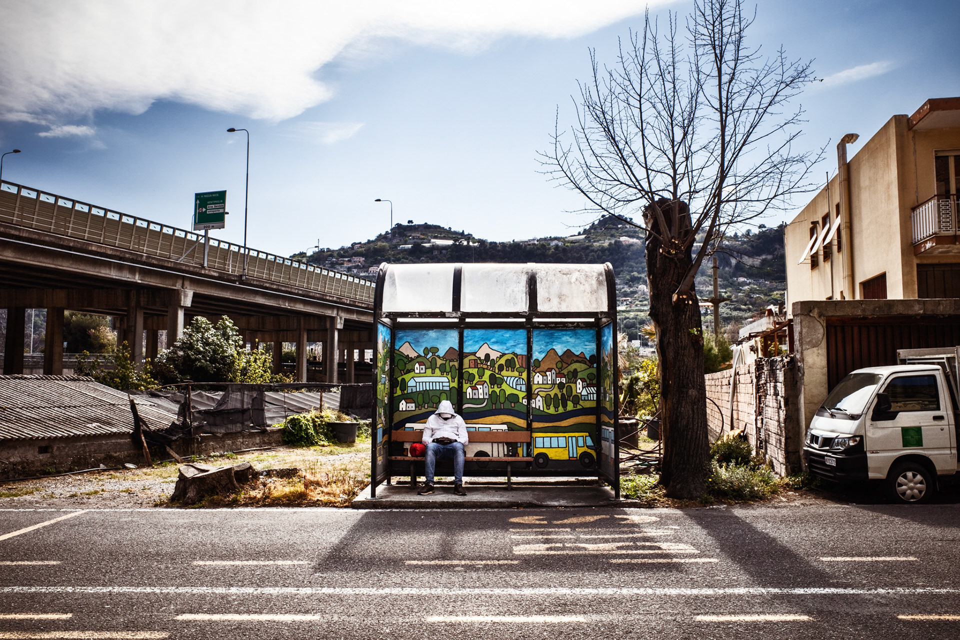 E. (40) , from Ghana is resting at the bus stop in the hamlet of Roverino. In the morning, after eating in the Caritas canteen, he used to beg in front of a supermarket. After a long period in Italy without having made any progress with his life, he decided to go to France.