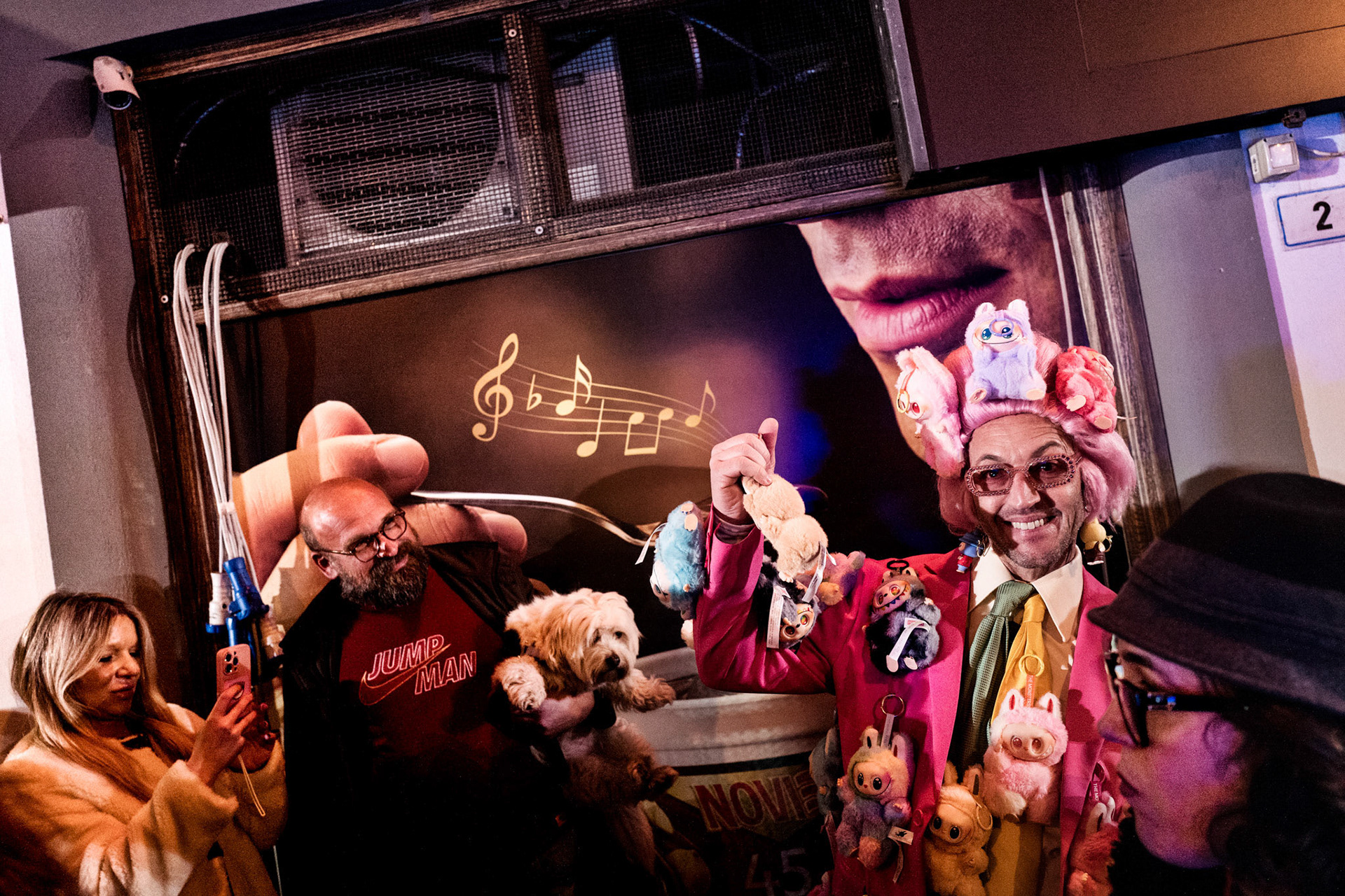 Il trasformista “Zonno Show” nel personaggio “James Labubu &amp; Friends” davanti il teatro Ariston.