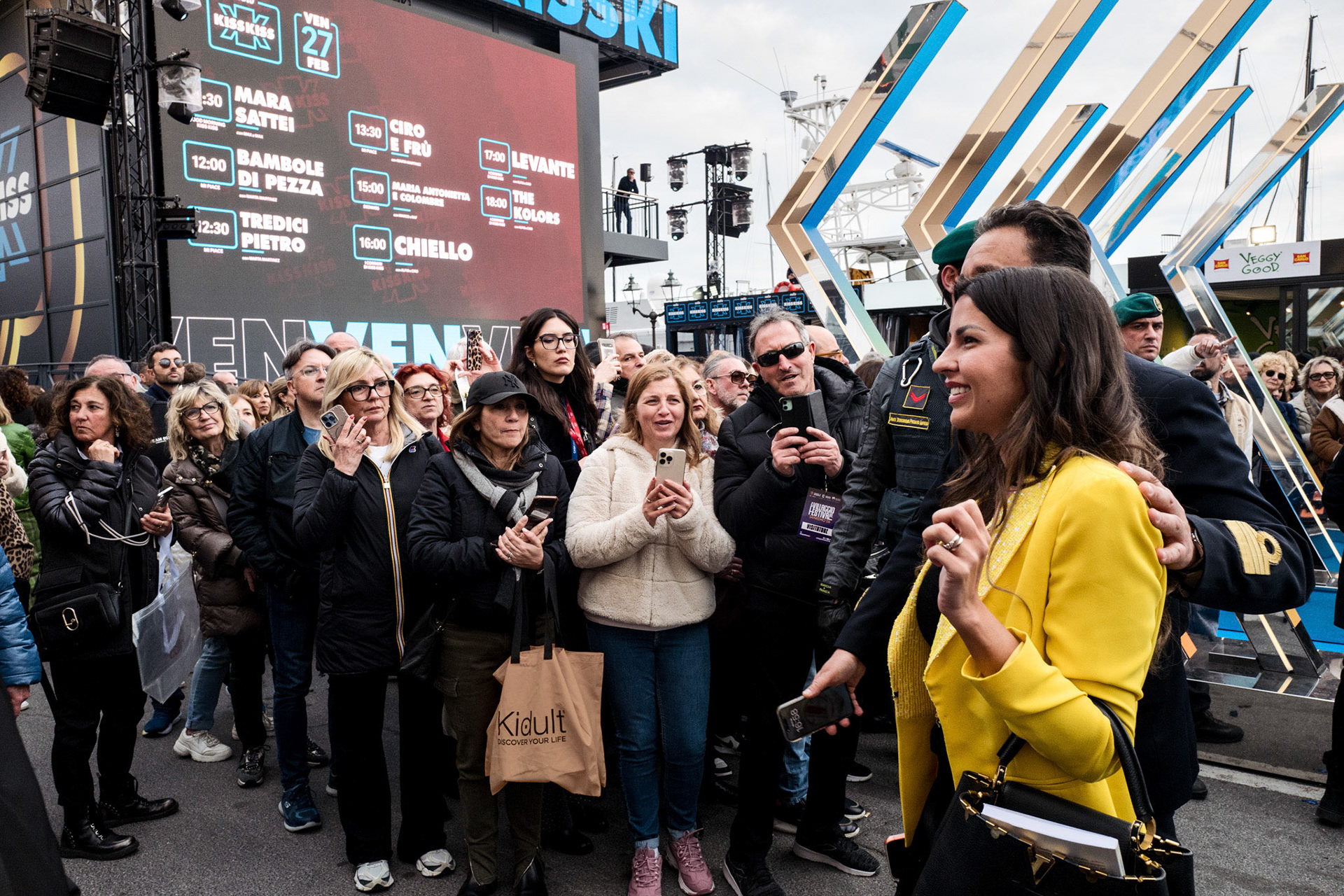 Una vip viene scortata verso la struttura di radio Kiss Kiss costruita apposta per l’occasione.