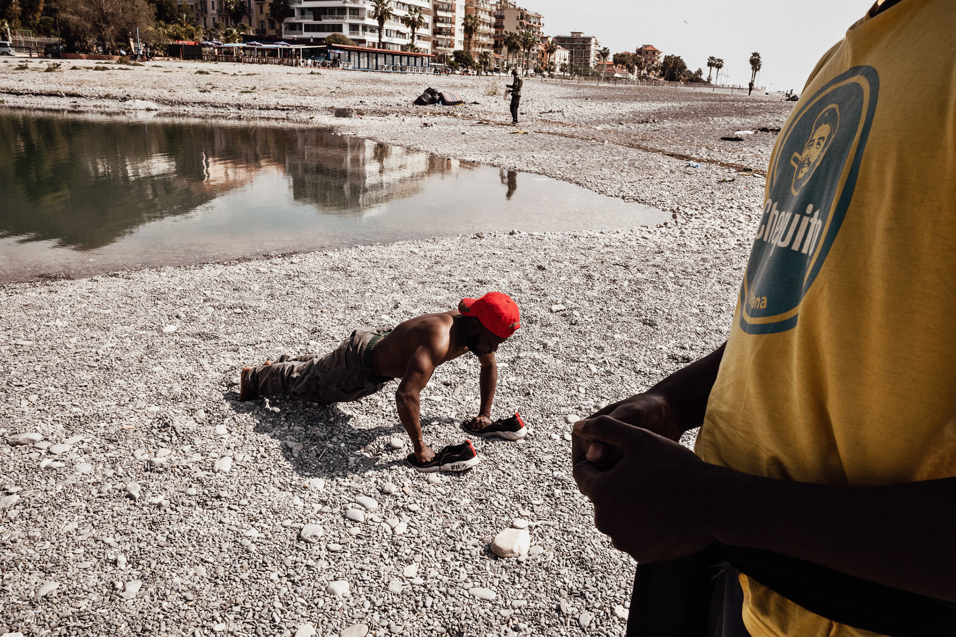 One of the main hangouts is the mouth of the Roja river. Here migrants spend entire days, cooking, doing exercise, washing themselves and their clothes. This “non-place”, often the site of clashes, is also frequented by traffickers and petty criminals.