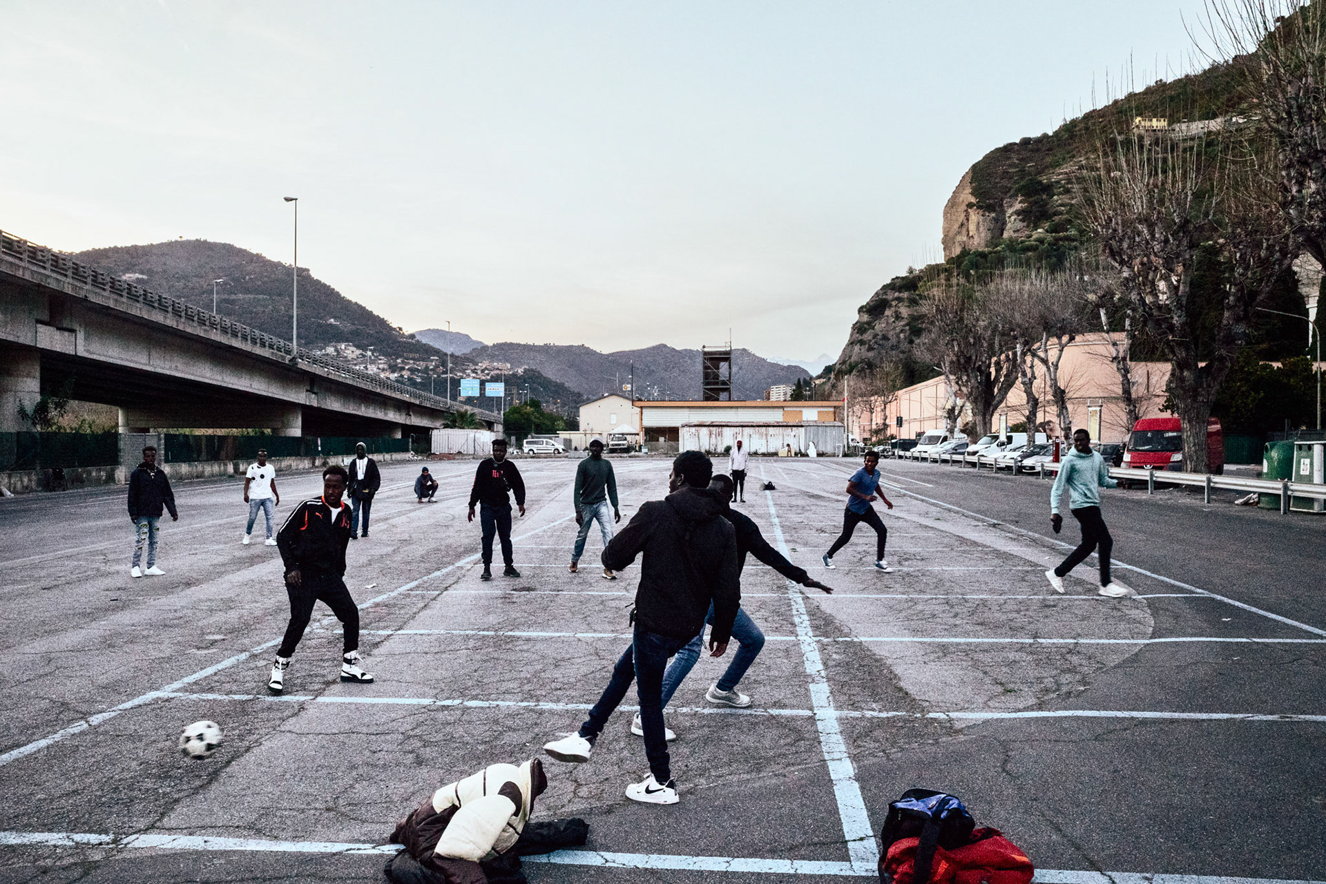 Moments of leisure in the square on Via Tenda, while waiting for the evening meal and the subsequent return to their bedding under the overpass.