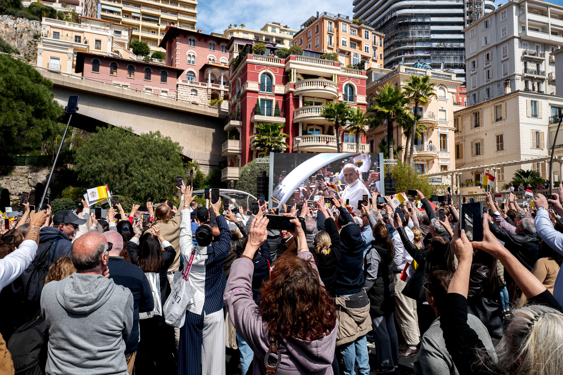 L'arrivo di Papa Leone presso la chiesa Saint Devote