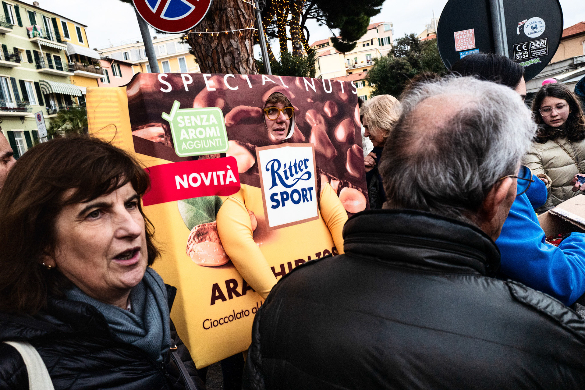 Uno dei tanti promotori presenti in città. Qualunque prodotto viene pubblicizzato e distribuito, dolci, prodotti di bellezza, integratori alimentari, berretti, borse...