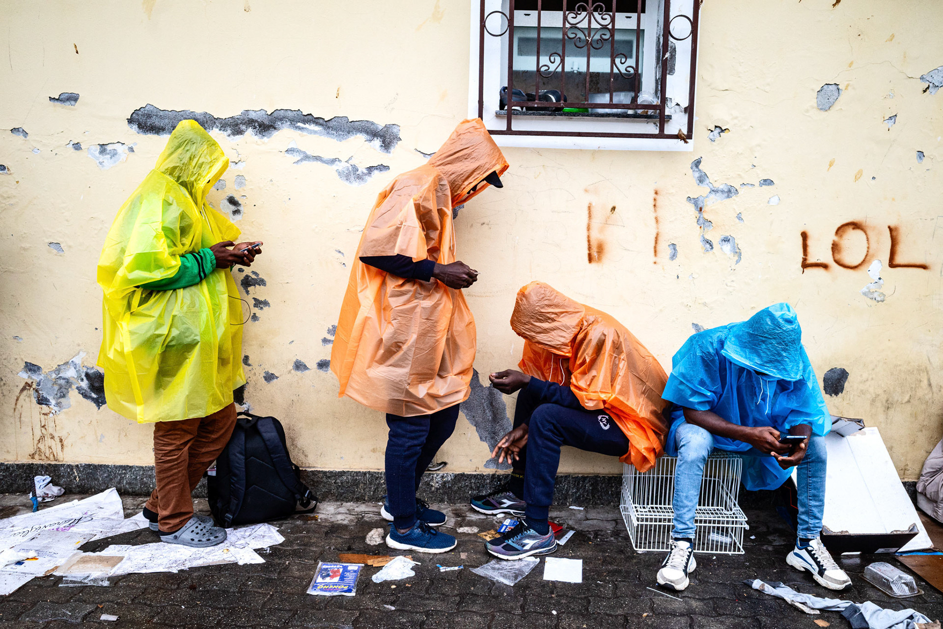 Moments of waiting on a rainy morning, in the square in front of Caritas Intemelia.