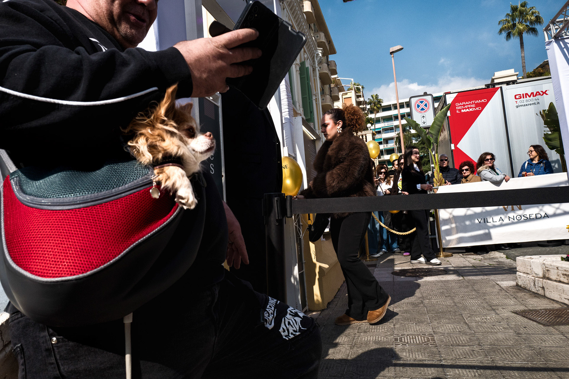 L’ingresso di Villa Noseba. Molte persone passano diverse ore attendendo il passaggio dei loro beniamini invitati a partecipare ad eventi all’interno della villa.